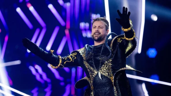 Felix von Jascheroff bekam in seinem Schlangenoutfit nur schwer Luft. - &copy; Rolf Vennenbernd/dpa