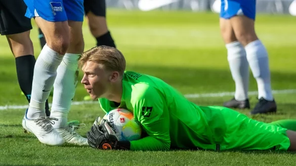 Torwart Oliver Christensen von Hertha BSC h&auml;lt einen Ball am Boden. - &copy; Andreas Gora/dpa/Archiv