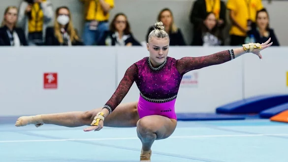 Emma Malewski bei ihrer Boden-Kür. - © Uwe Anspach/dpa