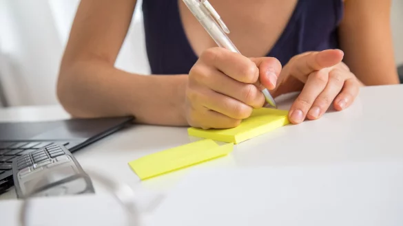 Wer akribisch festh&auml;lt, was er im Laufe der Arbeitswoche erledigt hat, geht h&auml;ufig zufriedener ins Wochenende. - &copy; Christin Klose/dpa-tmn