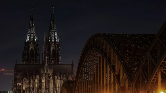 Die Spitzen der T&uuml;rme des K&ouml;lner Doms. Der Dom war wegen der Energiekrise zuletzt bei Nacht vollst&auml;ndig unbeleuchtet. - &copy; Oliver Berg/dpa