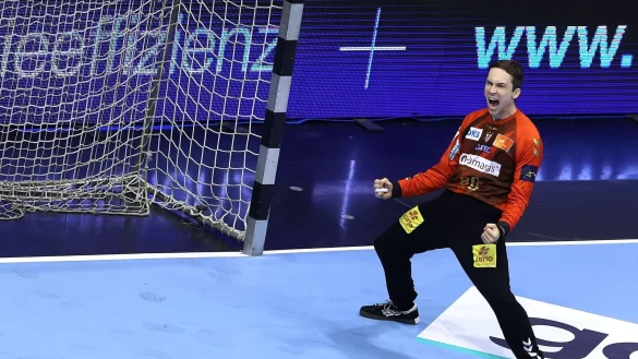 Der Magdeburger Torwart Nikola Portner feiert sich nach einer Parade. - &copy; Ronny Hartmann/dpa