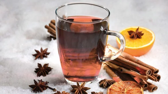 Beim Rosé-Glühwein paart sich fruchtiger Weinduft, der an Himbeeren oder Erdbeeren erinnert, mit den typischen Glühweingewürzen. - © Deutsches Weininstitut/dpa-tmn