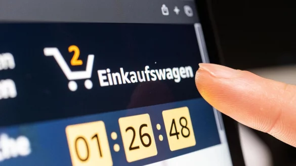 Ein Person klickt beim Online-Shoppen auf den Einkaufswagen. - © Mohssen Assanimoghaddam/dpa