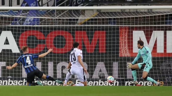 Janni Serra (M) erzielt den Treffer zur 1:0-F&uuml;hrung f&uuml;r Bielefeld gegen Jasper van der Werff (l) Torwart Leopold Zingerle vom SC Paderborn. - &copy; Friso Gentsch/dpa