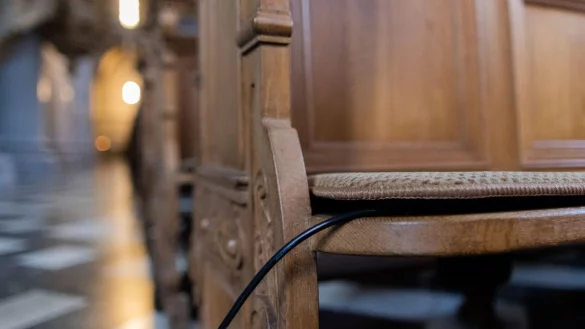 Ein beheiztes Sitzkissen (ein Prototyp) liegt auf einer Bank in der St. Mari&auml; Himmelfahrt Kirche. - &copy; Rolf Vennenbernd/dpa