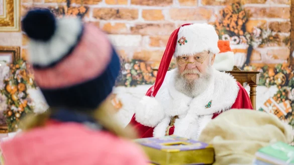 Bis zu einem bestimmten Alter glauben Kinder an den Weihnachtsmann, wenn Eltern ihnen seine Existenz weismachen. Sie verlassen sich auf die Erfahrungen der Eltern. - &copy; Ole Spata/dpa