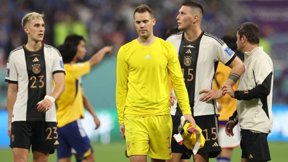 Die deutschen Nationalspieler Nico Schlotterbeck, Manuel Neuer und Niklas S&uuml;le (l-r) sind nach dem Spiel entt&auml;uscht. - &copy; Christian Charisius/dpa