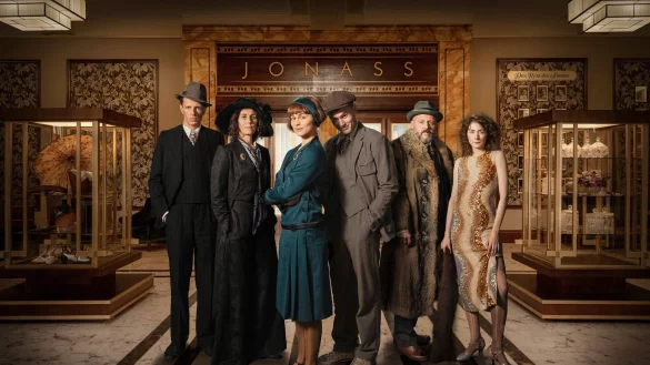 Arthur Gr&uuml;nberg (Alexander Scheer, l-r), Alice Gr&uuml;nberg (Nina Kunzendorf), Vicky Maler (Naemi Feitisch), Harry Gr&uuml;nberg (Ludwig Simon), Carl Goldmann (Samuel Finzi), Elsie Sch&ouml;n (Amy Benkenstein) im Kaufhaus "Jonass". - &copy; Stephan Zwickirsch/TVNOW/dpa