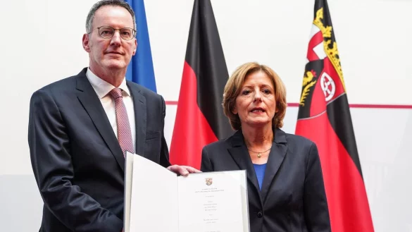 Der bisherige Oberb&uuml;rgermeister von Maiz, Michael Ebling (SPD, l), bekommt die Ernennungsurkunde zum neuen Innenminister von Rheinland-Pfalz in der Staatskanzlei von Ministerpr&auml;sidentin Malu Dreyer (SPD) &uuml;berreicht. - &copy; Frank Rumpenhorst/dpa