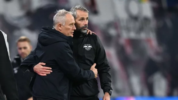 Freiburg-Trainer Christian Streich (l) gratuliert seinem Leipziger Gegen&uuml;ber Marco Rose zum Sieg. - &copy; Hendrik Schmidt/dpa