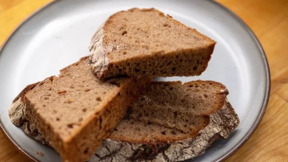 Das Brot kann angeschnitten und belegt werden. - &copy; Bernd Diekjobst/dpa-tmn