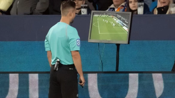 Schiedsrichter Daniel Schlager schaut sich eine Szene auf einem Monitor an. - &copy; Bernd Thissen/dpa