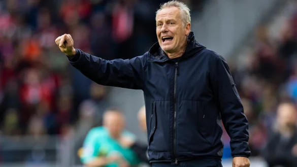 Freiburgs Trainer Christian Streich gestikuliert. - © Tom Weller/dpa