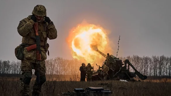 Ukrainische Soldaten feuern mit einer Kanonenhaubitze auf russische Stellungen. - &copy; Libkos/AP/dpa