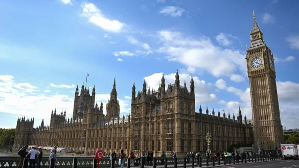 Am Big Ben und Westminster Palace, dem Sitz des britischen Parlaments f&uuml;hren Radwege vorbei. - &copy; Arne Dedert/dpa/dpa-tmn