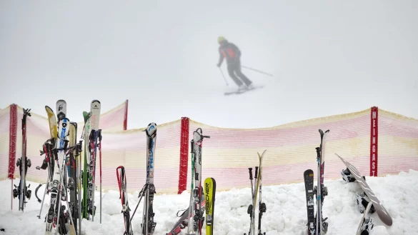 Ein Skifahrer ist auf der künstlich beschneiten Piste am Poppenberg unterwegs. - © Bernd Thissen/dpa