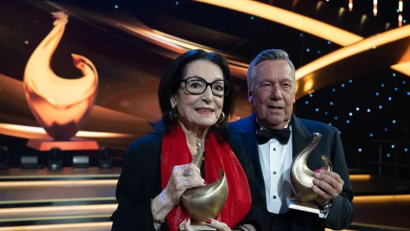 Die S&auml;ngerin Nana Mouskouri h&auml;lt ihre Henne f&uuml;rs Lebenswerk fest. Auch Roland Kaiser wurde ausgezeichnet. - &copy; Hendrik Schmidt/dpa