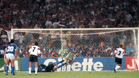 Andreas Brehme (r) schoss Deutschland per Elfmeter zum WM-Titel 1990. - © Martina Hellmann/Deutsche Presse-Agentur GmbH/dpa