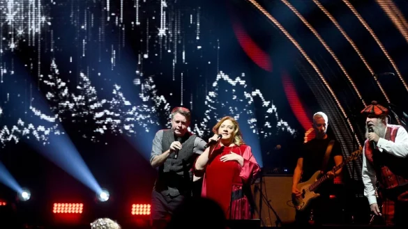 Jimmy (l), Kathy und Paul Kelly von der Kelly Family w&auml;hrend der &laquo;Mega Christmas-Show&raquo;. - &copy; Malte Krudewig/Malte Krudewig/dpa/Archivbild