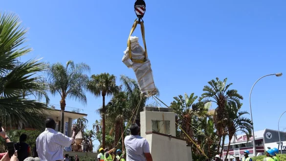 Die Statue des deutschen Kolonialherrn Curt von Fran&ccedil;ois ist von ihrem Platz vor der Stadt Windhuk in Namibia entfernt worden. - &copy; Lisa Ossenbrink/dpa