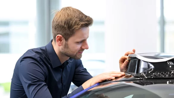 Soll ein Auto autonom fahren, braucht es funktionierende Sensoren. Als Ingenieur ist Moritz Brenner zum Beispiel an der Entwicklung der Reinigungsd&uuml;sen f&uuml;r die Sensoren beteiligt. - &copy; Tobias Hase/dpa-tmn