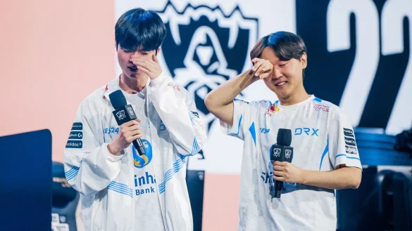 Nach dem Sieg von DRX gegen EDG können Deft und Pyosik (v.l.) die Emotionen bei der LoL-WM nicht mehr zurückhalten. - © Riot Games/dpa