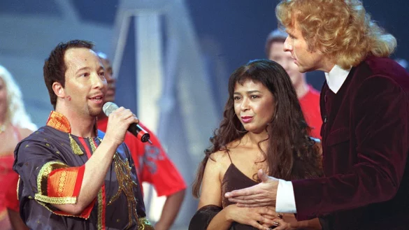 Im Jahr 2001 trat Irene Cara mit DJ Bobo (l) und der Neuauflage ihres Hits &laquo;What a Feeling&raquo; bei &laquo;Wetten, dass ...?&raquo; auf. - &copy; Ingo Wagner/dpa