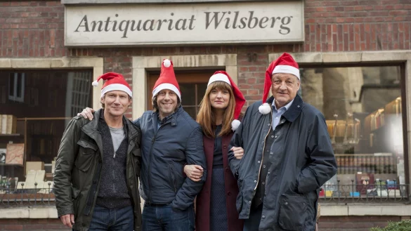 Weihnachtsgru&szlig; von Georg (Leonard Lansink, r-l), Ekki (Oliver Korittke), Alex (Ina Paule Klink) und Overbeck (Roland Jankowsky. - &copy; Bernd Spauke/ZDF/dpa