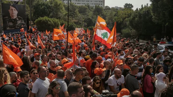 Anh&auml;nger des scheidenden libanesischen Pr&auml;sidenten Michel Aoun versammeln sich vor dem Pr&auml;sidentenpalast, um ihn zu verabschieden. - &copy; Marwan Naamani/dpa