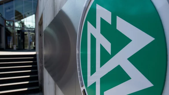 Das Logo des Deutschen Fu&szlig;ball-Bundes (DFB) an der DFB-Zentrale in Frankfurt am Main. - &copy; Boris Roessler/dpa