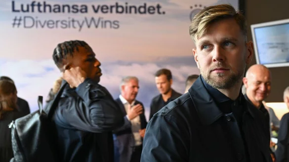 Steht vor seinem Länderspiel-Debüt: Niclas Füllkrug (r). - © Arne Dedert/dpa/POOL/dpa