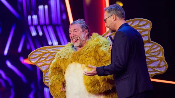 Armin Rohde als «Goldi» neben Moderator Matthias Opdenhövel auf der Bühne. - © Rolf Vennenbernd/dpa