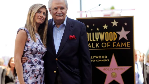 Jennifer Aniston (l) mit ihrem Vater, dem Schauspieler John Aniston 2012 in Hollywood. - &copy; Chris Pizzello/AP/dpa