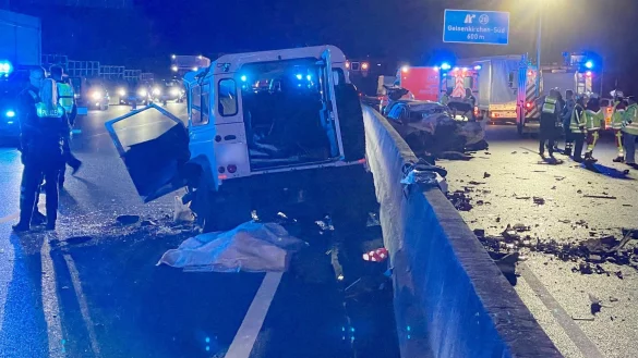 Rettungskräfte stehen auf der A40. - © --/KDF-TV /dpa