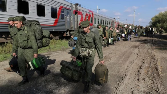 Russische Rekruten gehen auf einem Bahnhof in Prudboi in der Region Wolgograd zum Zug. - &copy; Uncredited/AP/dpa