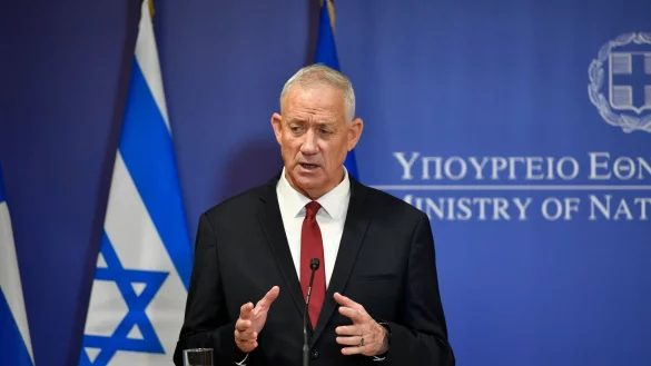 Israels Verteidigungsminister Benny Gantz während einer Pressekonferenz. - © Michael Varaklas/AP/dpa