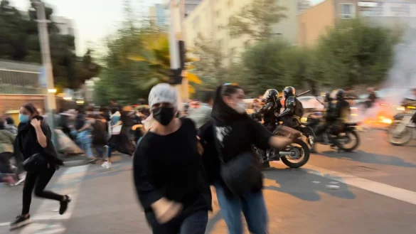 Auf diesem Bild vom 19. September 2022, das von der Associated Press au&szlig;erhalb des Irans beschafft wurde, fliehen Frauen w&auml;hrend eines Protestes in Tehran vor der Polizei. - &copy; Uncredited/AP/dpa