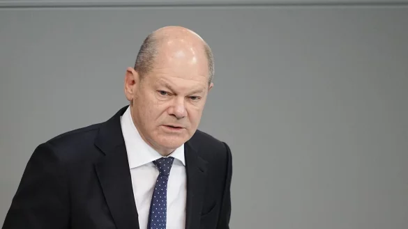 Bundeskanzler Olaf Scholz in seiner Regierungserklärung im Deutschen Bundestag. - © Kay Nietfeld/dpa