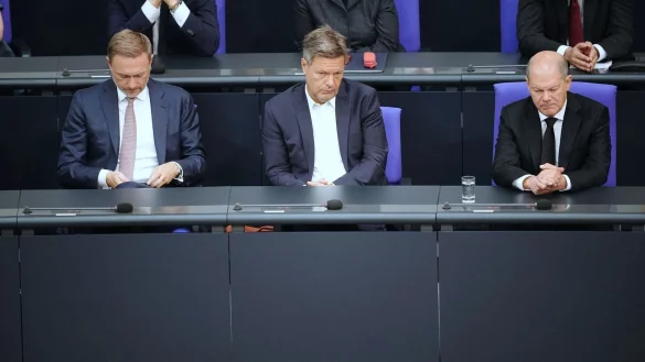 Finanzminister Christian Lindner, Wirtschaftsminister Robert Habeck und Bundeskanzler Olaf Scholz im Bundestag. - © Kay Nietfeld/dpa