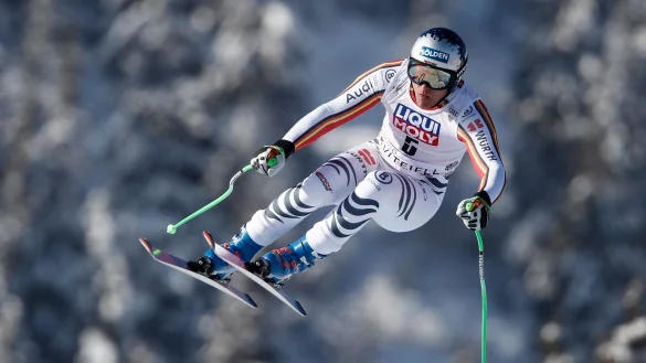 Abfahrer Thomas Dreßen in Aktion. - © Gabriele Facciotti/AP/dpa