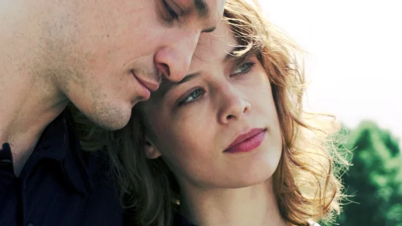Undine (Paula Beer) f&uuml;hlt sich bei Christoph (Franz Rogowski) geborgen. - &copy; --/Schramm Film/ARTE France/dpa