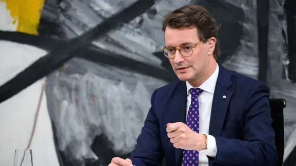 Nordrhein-Westfalens Ministerpr&auml;sident Hendrik W&uuml;st &auml;u&szlig;ert sich bei einer Pressekonferenz. - &copy; Bernd von Jutrczenka/dpa/Archivbild