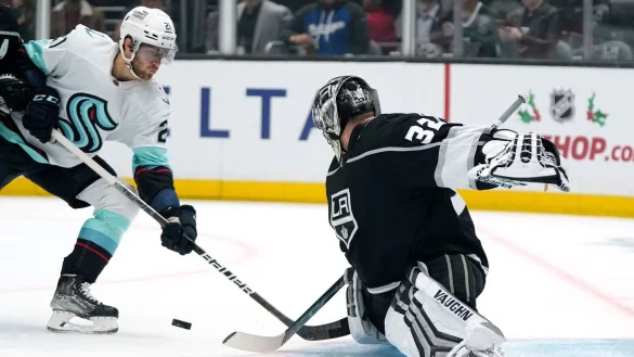 Seattles Alex Wennberg (l) versucht Goalie Jonathan Quick von den Los Angeles Kings zu &uuml;berwinden. - &copy; Mark J. Terrill/AP/dpa