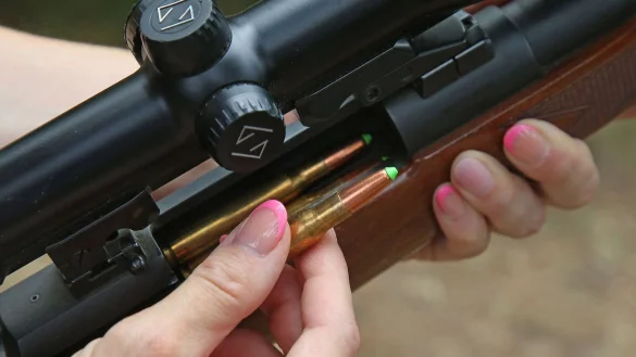 Eine J&auml;gerin l&auml;dt ihre Jagdwaffe mit bleifreier Jagdmunition. - &copy; Wolfgang Kumm/dpa/Symbolbild