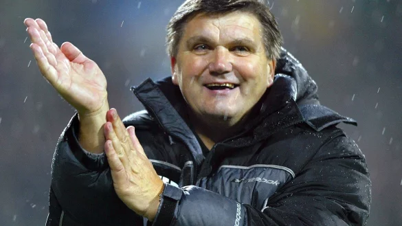 Hans Meyer gestikuliert. - © Gero Breloer/dpa/Archivbild