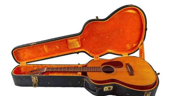 Don McLeans Akustikgitarre wurde zu einem stolzen Preis versteigert. - &copy; Julien\\\'s Auctions/dpa