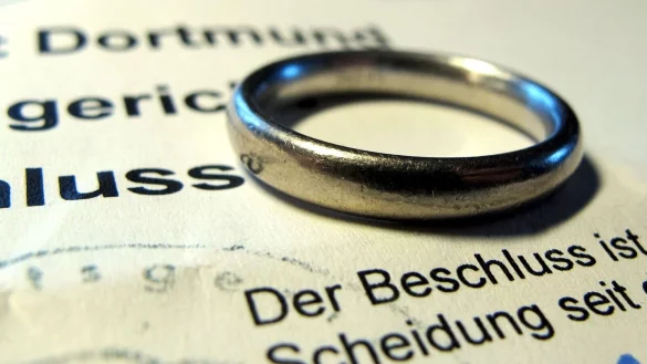 EuGH: Eine im EU-Ausland durchgef&uuml;hrte Scheidung kann in Deutschland automatisch eingetragen werden, auch wenn die Ehe von einem Standesbeamten und nicht wie hierzulande &uuml;blich von einem Richter geschieden wurde. - &copy; picture alliance / Franz-Peter Tschauner/dpa