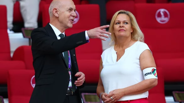 Bundesinnenministerin Nancy Faeser neben DFB-Pr&auml;sident Bernd Neuendorf auf der Trib&uuml;ne. - &copy; Federico Gambarini/dpa