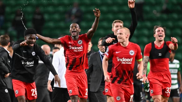 Frankfurts Eric Junior Dina Ebimbe (l-r), Evan Ndicka, Kristijan Jakic, Sebastian Rode und Luca Pellegrini jubeln nach dem 2:1-Sieg. - © Arne Dedert/dpa